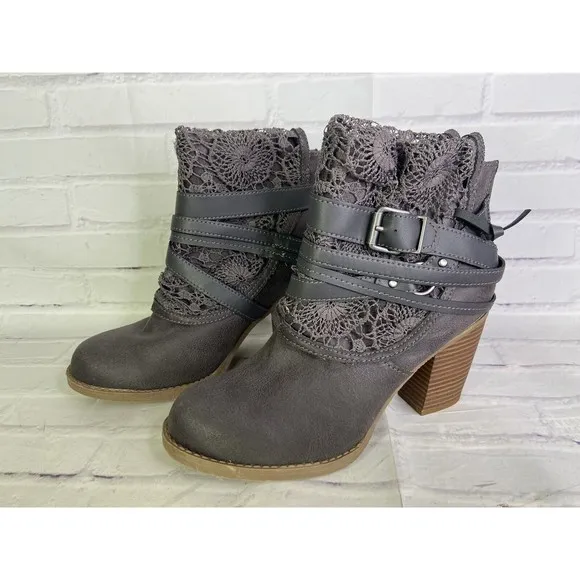 Sugar Puzzled Gray Crochet Lace Buckle Straps Ankle Booties Boots Womens Size 9