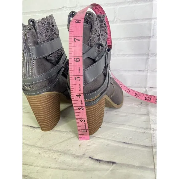 Sugar Puzzled Gray Crochet Lace Buckle Straps Ankle Booties Boots Womens Size 9