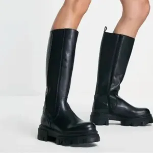 Sz 8M Steve Madden Leather Upper Priority Chunky under the knee Boots $199 MSRP