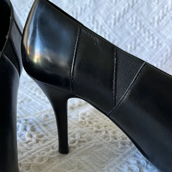 Tahari Korin Black Leather High Heel Booties 7.5M