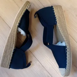 Taryn Rose Quin Espadrille Wedges Midnight Size 5M NWT Rare