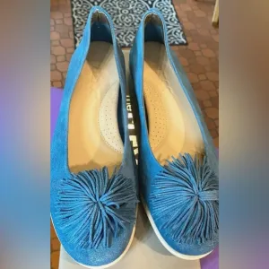 THE FLEXX ITALIAN LEATHER DENIM BLUE AURORA POM POM FLATS Size 6.5 -NWT -no box