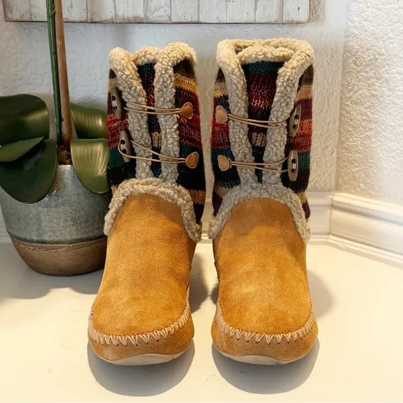 The Sak Pull-On Suede Moccasin Boots Tribal Knit Size 7
