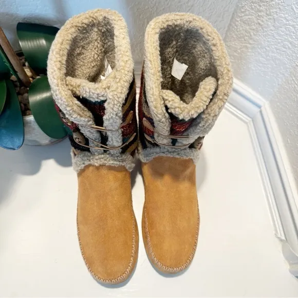 The Sak Pull-On Suede Moccasin Boots Tribal Knit Size 7