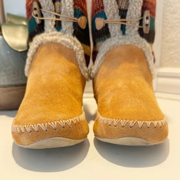 The Sak Pull-On Suede Moccasin Boots Tribal Knit Size 7