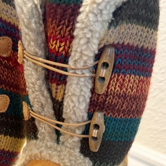 The Sak Pull-On Suede Moccasin Boots Tribal Knit Size 7