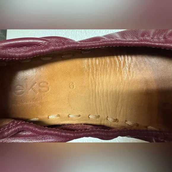 Tieks  size 6Women's Burgundy Leather Flats