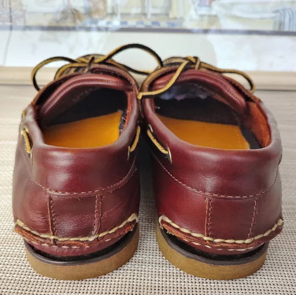 Timberland &quot;Classic&quot; Dark Brown Rootbeer Leather 2-Eye Boat Shoes. Size 10.5