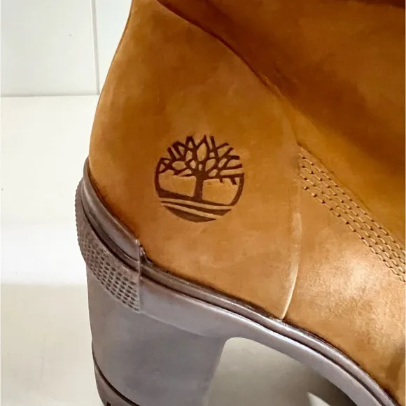 Timberland  NWOT Suede Leather Ankle Boots lace up Lugz sole size 7 Carmel brown