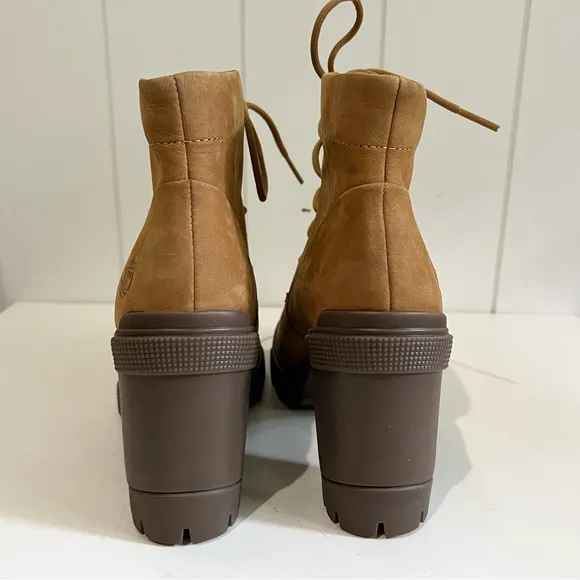 Timberland  NWOT Suede Leather Ankle Boots lace up Lugz sole size 7 Carmel brown