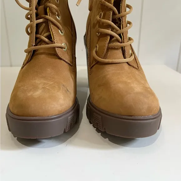Timberland  NWOT Suede Leather Ankle Boots lace up Lugz sole size 7 Carmel brown
