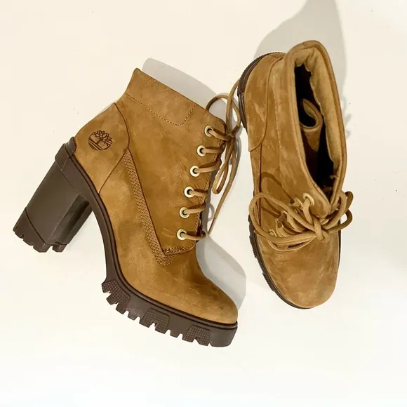 Timberland  NWOT Suede Leather Ankle Boots lace up Lugz sole size 7 Carmel brown