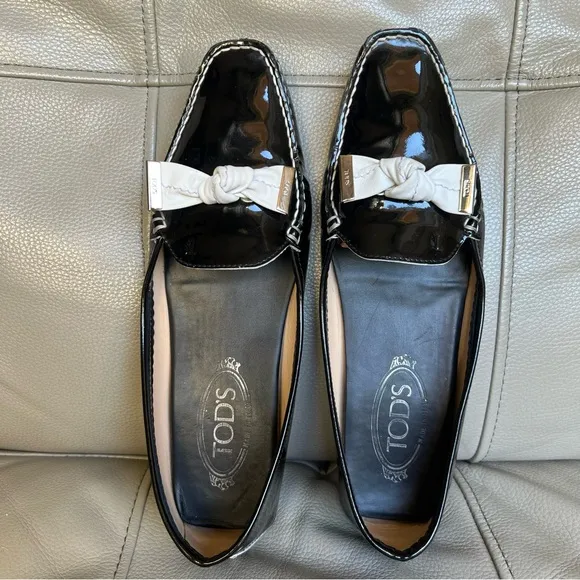 Tod's Black Patent Leather Moccasins Sz 39 US 8.5 White Bow Classic Chic Soft