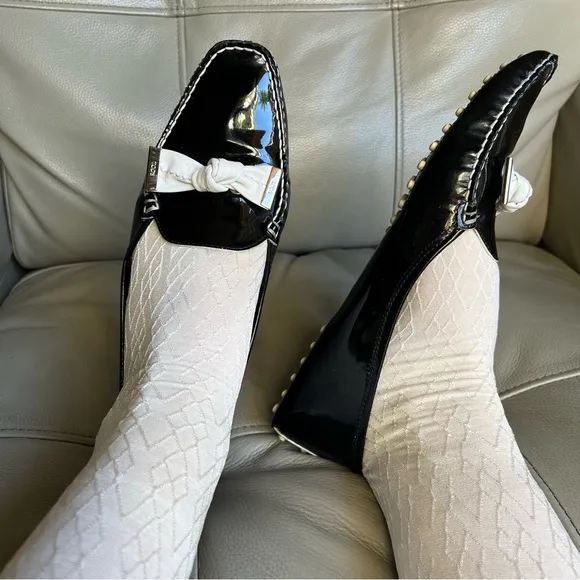 Tod's Black Patent Leather Moccasins Sz 39 US 8.5 White Bow Classic Chic Soft