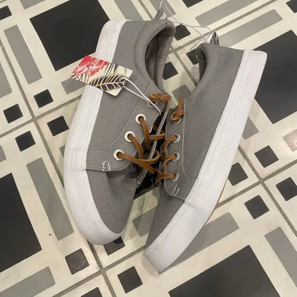 TOMMY BAHAMA boat shoes- unisex but womens sizing!⚓️ leather laces/nuetral grey