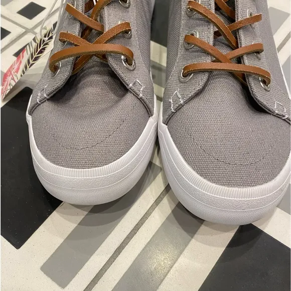 TOMMY BAHAMA boat shoes- unisex but womens sizing!⚓️ leather laces/nuetral grey