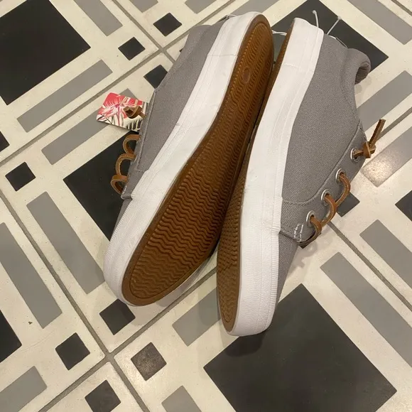 TOMMY BAHAMA boat shoes- unisex but womens sizing!⚓️ leather laces/nuetral grey