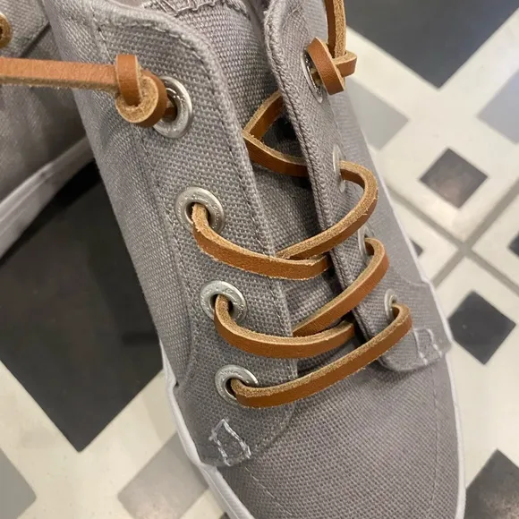 TOMMY BAHAMA boat shoes- unisex but womens sizing!⚓️ leather laces/nuetral grey