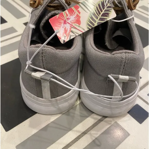 TOMMY BAHAMA boat shoes- unisex but womens sizing!⚓️ leather laces/nuetral grey