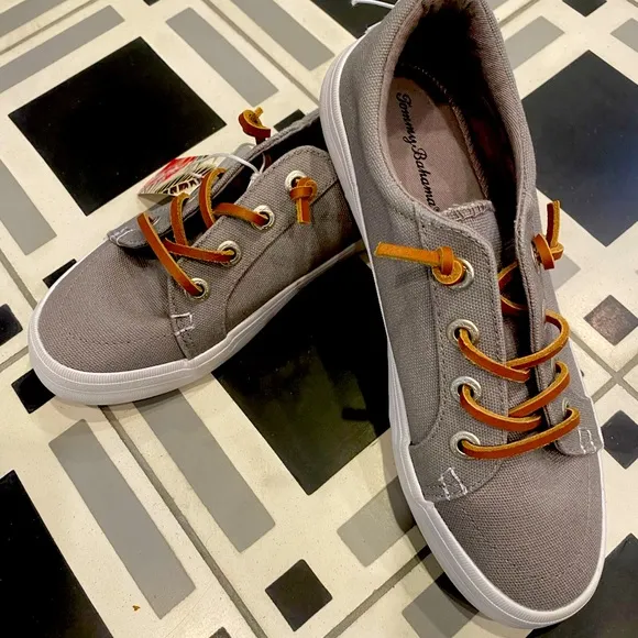 TOMMY BAHAMA boat shoes- unisex but womens sizing!⚓️ leather laces/nuetral grey