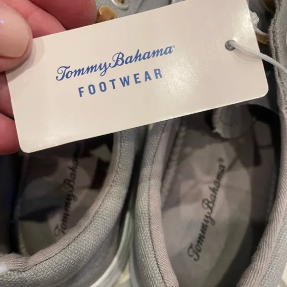 TOMMY BAHAMA boat shoes- unisex but womens sizing!⚓️ leather laces/nuetral grey