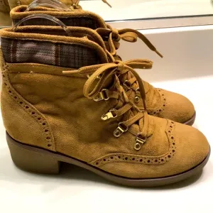 Tommy Hilfiger Women’s Faux Suede Brown Plaid Upper Lace-Up Wingtip Heeled Boots