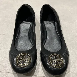 TORY BURCH BLACK CAROLINE PATENT LEATHER BALLET FLATS SIZE 6.5