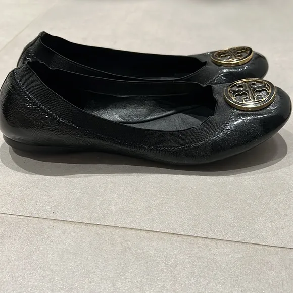 TORY BURCH BLACK CAROLINE PATENT LEATHER BALLET FLATS SIZE 6.5