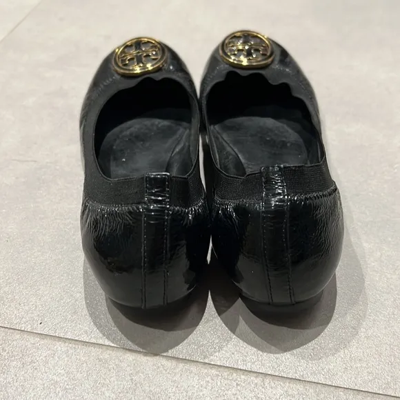 TORY BURCH BLACK CAROLINE PATENT LEATHER BALLET FLATS SIZE 6.5
