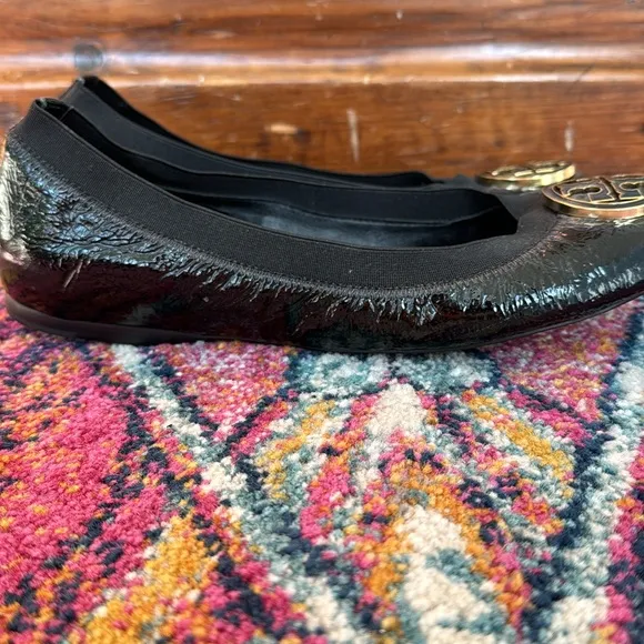 Tory Burch Caroline Ballet Flats. Black patent leather w/ Gold Emblem. Sz 8.5