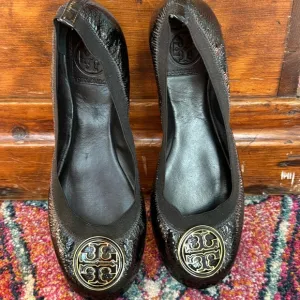 Tory Burch Caroline Ballet Flats. Black patent leather w/ Gold Emblem. Sz 8.5