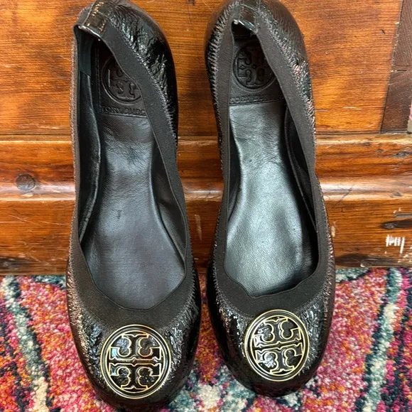 Tory Burch Caroline Ballet Flats. Black patent leather w/ Gold Emblem. Sz 8.5