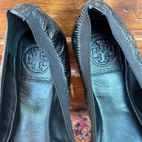 Tory Burch Caroline Ballet Flats. Black patent leather w/ Gold Emblem. Sz 8.5