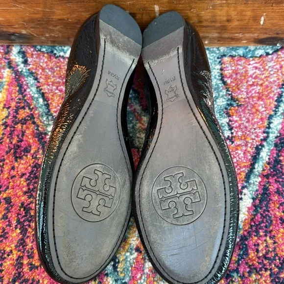 Tory Burch Caroline Ballet Flats. Black patent leather w/ Gold Emblem. Sz 8.5