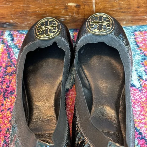 Tory Burch Caroline Ballet Flats. Black patent leather w/ Gold Emblem. Sz 8.5