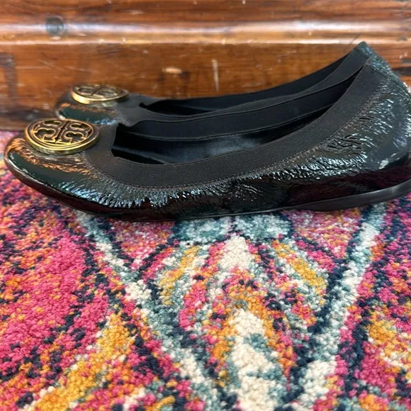 Tory Burch Caroline Ballet Flats. Black patent leather w/ Gold Emblem. Sz 8.5