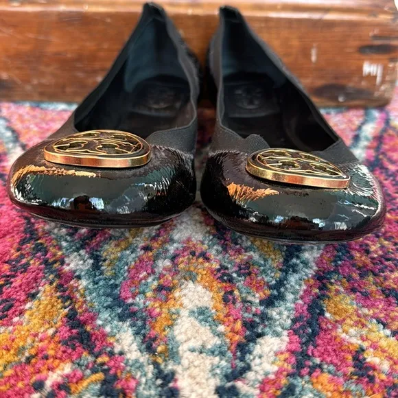 Tory Burch Caroline Ballet Flats. Black patent leather w/ Gold Emblem. Sz 8.5