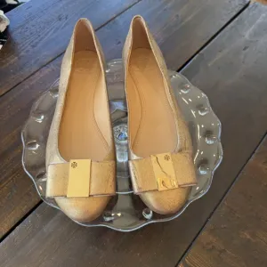 TORY BURCH Chase Gold Logo Bow Leather Gold Ballet Flats Size 10 Womens