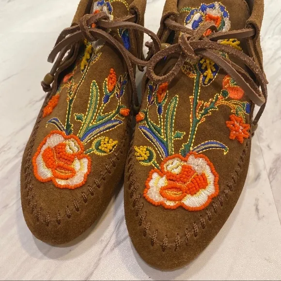 Tory Burch Huntington Embroidered Moccasins 6M