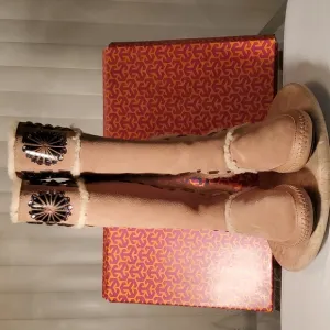 TORY BURCH JEWELED TALL SHEARLING SUEDE BOOTS SIZE 7/ LIKE NEW🚨PRICE FIRM🚨