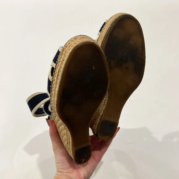 TORY BURCH Navy Blue &amp; Cream Contrast Elastic Espadrille Wedges item siz…