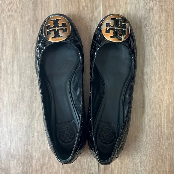 Tory Burch quilted patent leather flat with gold logo size 7 EUC