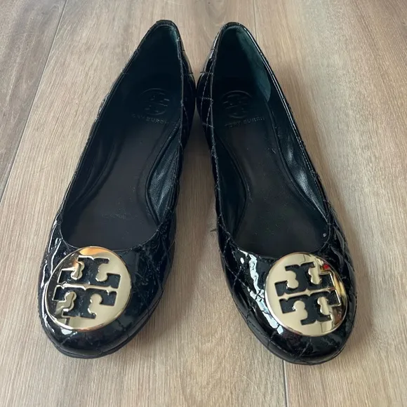 Tory Burch quilted patent leather flat with gold logo size 7 EUC