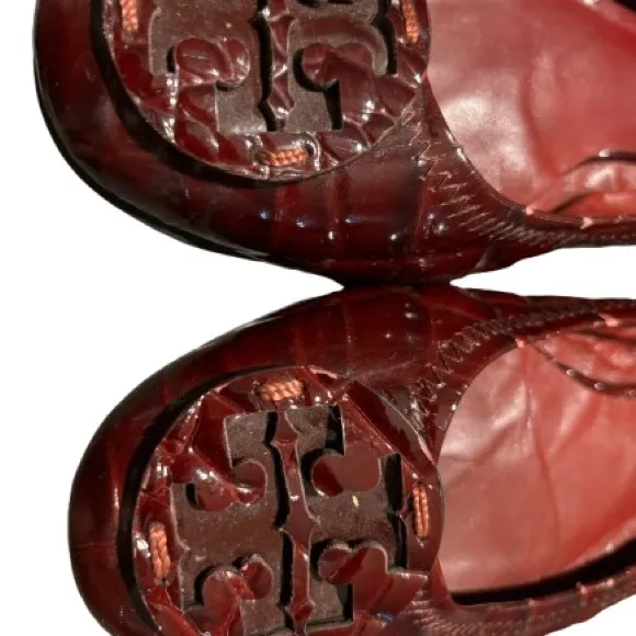 Tory Burch Reva Crocodile Embossed Cranberry Leather Flats Size 9.