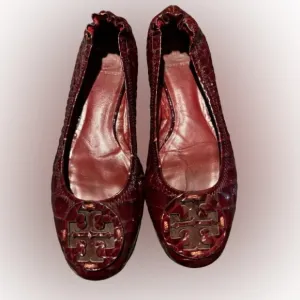Tory Burch Reva Crocodile Embossed Cranberry Leather Flats Size 9.