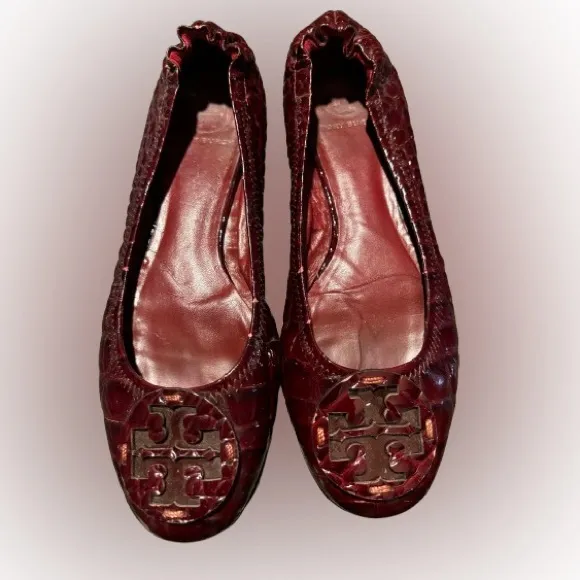 Tory Burch Reva Crocodile Embossed Cranberry Leather Flats Size 9.