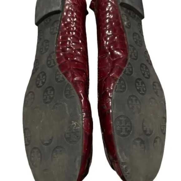 Tory Burch Reva Crocodile Embossed Cranberry Leather Flats Size 9.