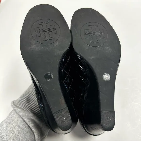 Tory Burch Wedges Womens 7 Black Quilted Patent Leather Quinn Logo Shoes