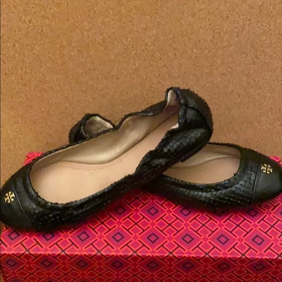 Tory Burch York Snake Print  flats , size 51/2M
