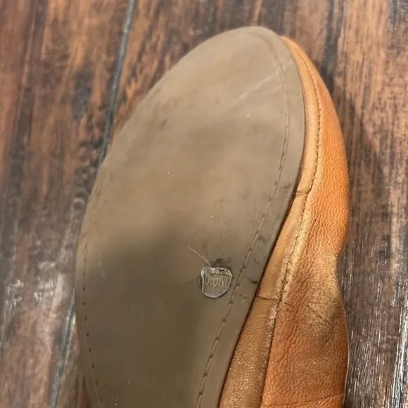 Tory Burch tan leather flats size 8.5 GUC shows signs of wear but overall good